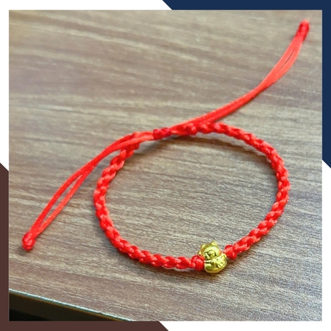 VCHV109 – Vòng Chỉ Đỏ Charm Vàng 10K Dây Rút Tết Thủ Công