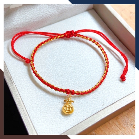 VCHV109 – Vòng Chỉ Đỏ Charm Vàng 10K Dây Rút Tết Thủ Công