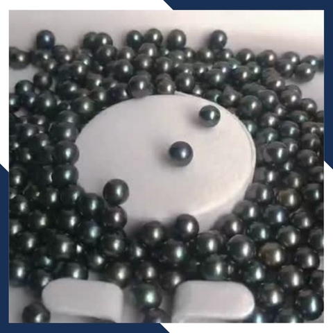 Viên ngọc trai đen 7-7.5mm, hạt ngọc trai thật nuôi nước ngọt tự nhiên tròn xoe, độ bóng 5A không vết sinh trưởng.
