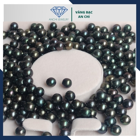 Viên ngọc trai đen 7-7.5mm, hạt ngọc trai thật nuôi nước ngọt tự nhiên tròn xoe, độ bóng 5A không vết sinh trưởng.