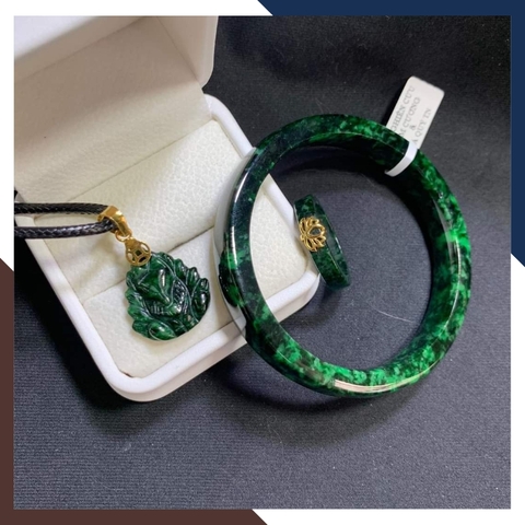 Vòng cẩm thạch sơn thủy cao cấp liền khối có kiểm định loại A cho nữ mệnh mộc, mệnh hỏa mã AC3550