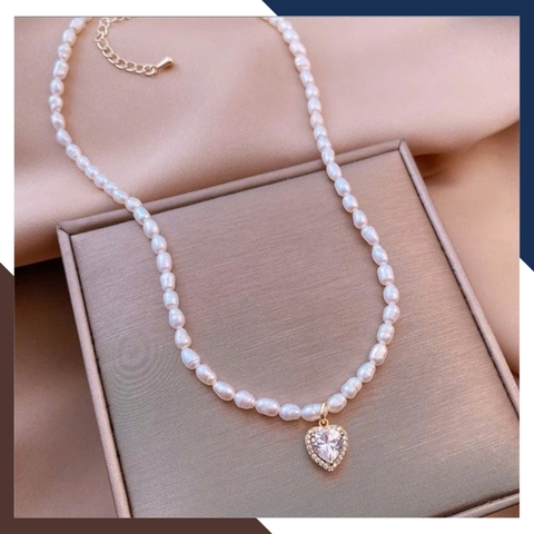 Vòng cổ ngọc trai hạt gạo nhỏ dáng choker có mặt hình trái tim cho nữ mặc áo dài đẹp mã 56CH250