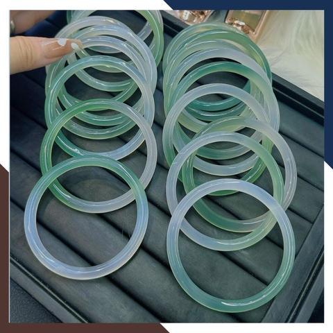 Vòng tay đá chalcedony ( Canxedon ) trắng xanh nguyên khối có kiểm định mã AC385
