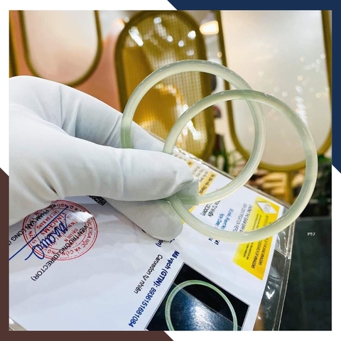 Vòng tay đá chalcedony ( Canxedon ) trắng xanh nguyên khối có kiểm định mã AC385