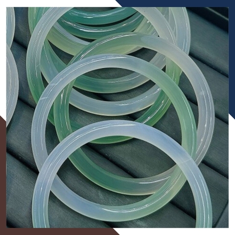 Vòng tay đá chalcedony ( Canxedon ) trắng xanh nguyên khối có kiểm định mã AC385