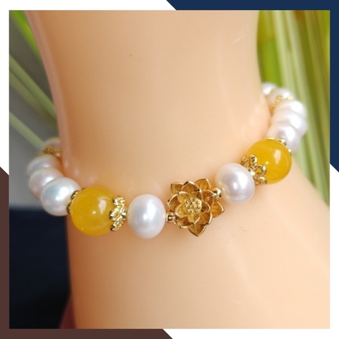 Vòng tay ngọc trai mix charm hoa sen bạc mạ vàng