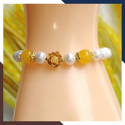 Vòng tay ngọc trai mix charm hoa sen bạc mạ vàng