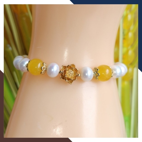 Vòng tay ngọc trai mix charm hoa sen bạc mạ vàng