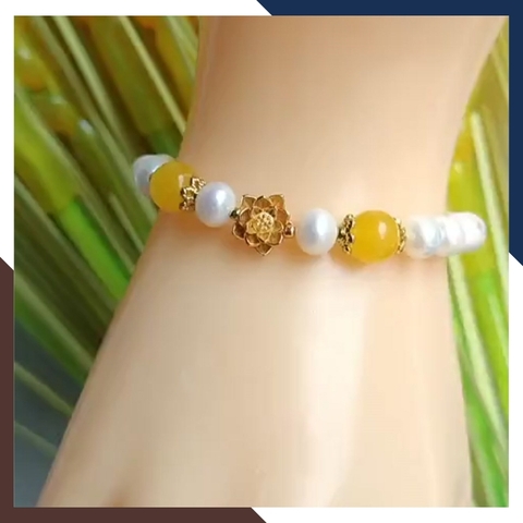 Vòng tay ngọc trai mix charm hoa sen bạc mạ vàng