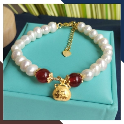 Vòng tay ngọc trai mix đá mã não đỏ, charm túi tiền bạc mạ vàng - mẫu mới đẹp cho nữ