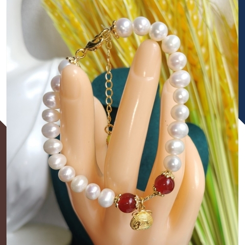 Vòng tay ngọc trai mix đá mã não đỏ, charm túi tiền bạc mạ vàng - mẫu mới đẹp cho nữ
