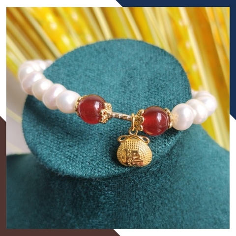 Vòng tay ngọc trai mix đá mã não đỏ, charm túi tiền bạc mạ vàng - mẫu mới đẹp cho nữ