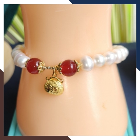 Vòng tay ngọc trai mix đá mã não đỏ, charm túi tiền bạc mạ vàng - mẫu mới đẹp cho nữ