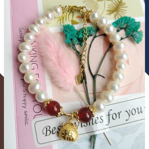 Vòng tay ngọc trai mix đá mã não đỏ, charm túi tiền bạc mạ vàng - mẫu mới đẹp cho nữ