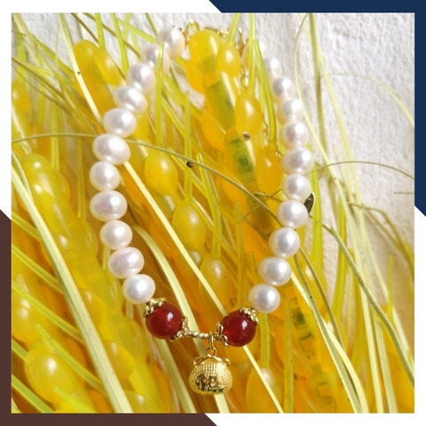 Vòng tay ngọc trai mix đá mã não đỏ, charm túi tiền bạc mạ vàng - mẫu mới đẹp cho nữ