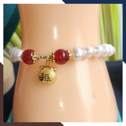 Vòng tay ngọc trai mix đá mã não đỏ, charm túi tiền bạc mạ vàng - mẫu mới đẹp cho nữ