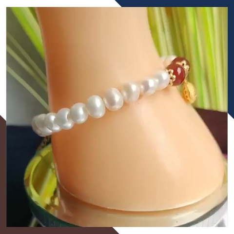 Vòng tay ngọc trai mix đá mã não đỏ, charm túi tiền bạc mạ vàng - mẫu mới đẹp cho nữ