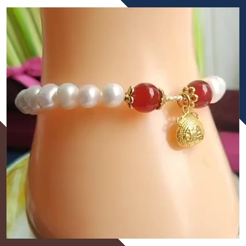 Vòng tay ngọc trai mix đá mã não đỏ, charm túi tiền bạc mạ vàng - mẫu mới đẹp cho nữ