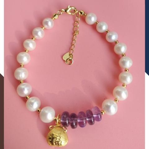 Vòng tay ngọc trai thật phối đồng điếu thạch anh tím và charm túi tiền bạc mạ vàng mã 78AC199