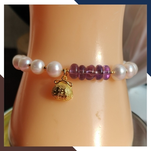 Vòng tay ngọc trai thật phối đồng điếu thạch anh tím và charm túi tiền bạc mạ vàng mã 78AC199