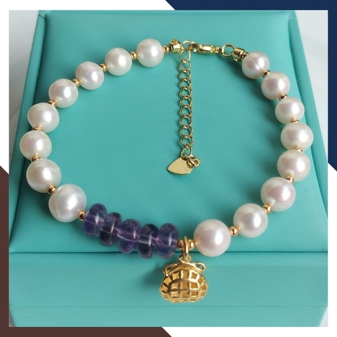 Vòng tay ngọc trai thật phối đồng điếu thạch anh tím và charm túi tiền bạc mạ vàng mã 78AC199