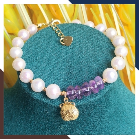 Vòng tay ngọc trai thật phối đồng điếu thạch anh tím và charm túi tiền bạc mạ vàng mã 78AC199