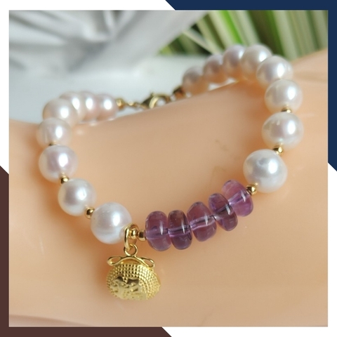 Vòng tay ngọc trai thật phối đồng điếu thạch anh tím và charm túi tiền bạc mạ vàng mã 78AC199