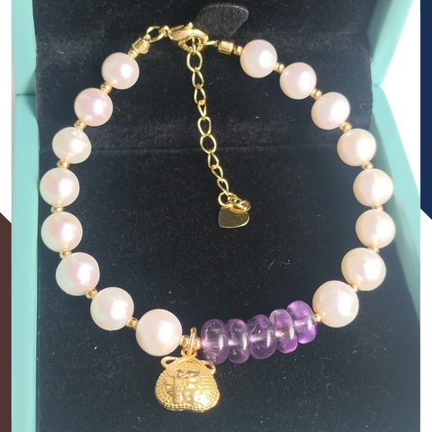 Vòng tay ngọc trai thật phối đồng điếu thạch anh tím và charm túi tiền bạc mạ vàng mã 78AC199