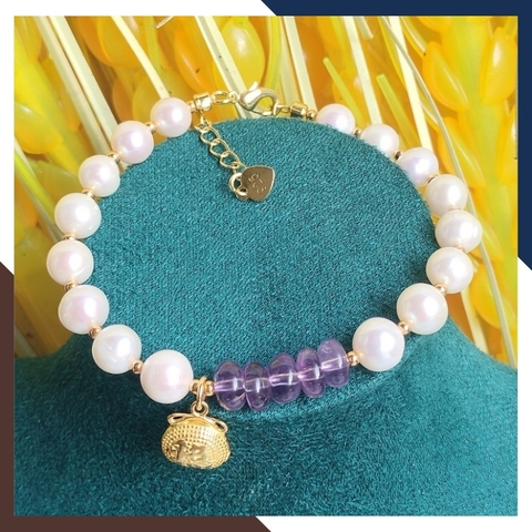 Vòng tay ngọc trai thật phối đồng điếu thạch anh tím và charm túi tiền bạc mạ vàng mã 78AC199