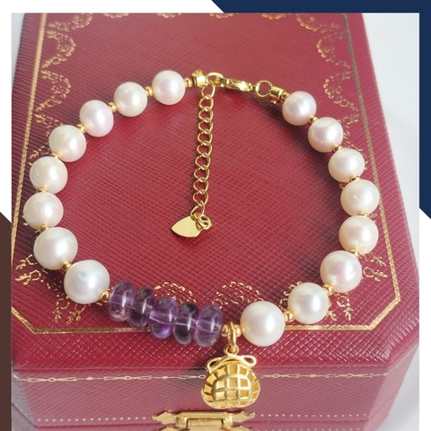 Vòng tay ngọc trai thật phối đồng điếu thạch anh tím và charm túi tiền bạc mạ vàng mã 78AC199