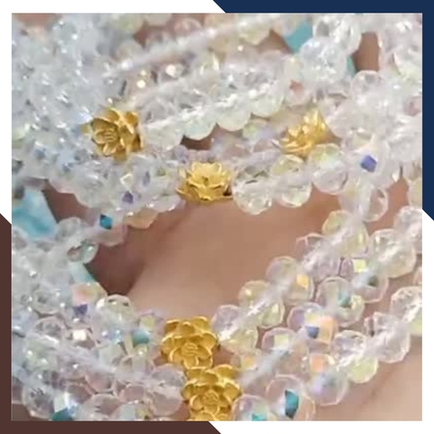 Vòng tay pha lê trắng mix charm hoa sen vàng 24k mã AC0230