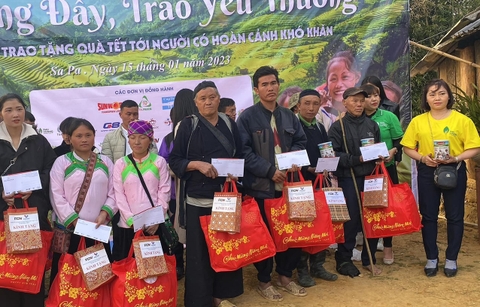 Tặng quà tết cho gia đình có hoàn cảnh khó khăn tại Sa pa. Lào Cai