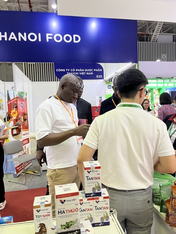 Khách tham quan gian hàng FDV - Dược Hoa Việt