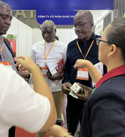 Khách tham quan giang hàng FDV