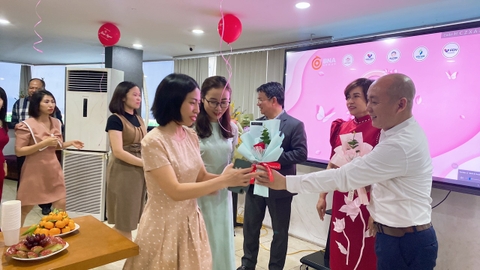 Tặng quà 8/3 cho chị em