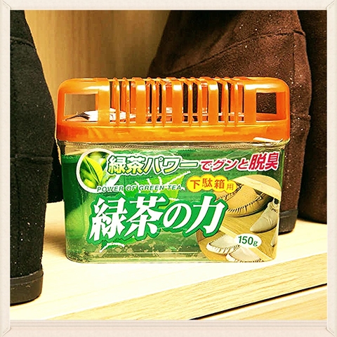 Khử Mùi Tủ Giày Hương Trà Xanh Kakubo 150g