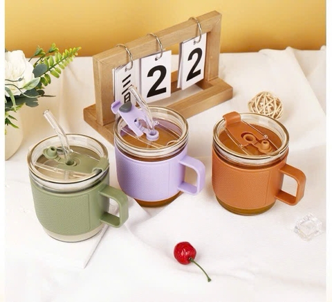 PN. Ly thủy tinh bọc nhựa kèm ống hút