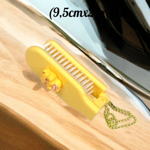 T12. Lược gấp gắn charm