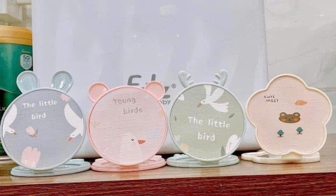 12. Gương mini gấp gọn  2 mặt hoạt hình cute