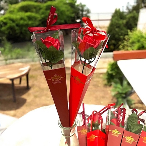 Hoa hồng sáp bọc giấy cột nơ (ngẫu nhiên)