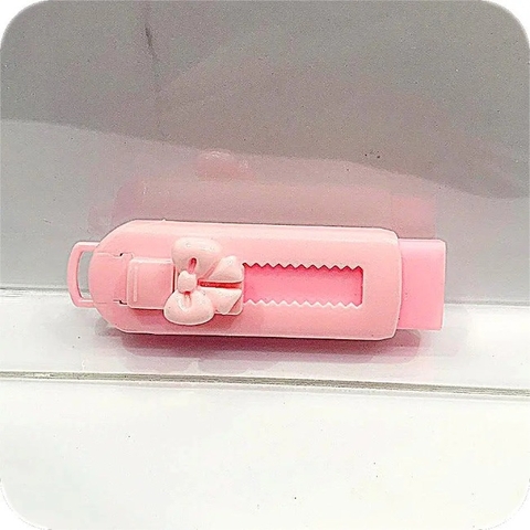 Bút tẩy có thể kéo đẩy gắn charm nơ