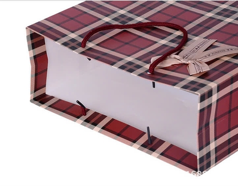 Túi giấy kẻ đỏ đính nơ