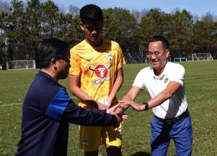 Dầu tràm Cung Đình trao tiếp 3 năm học bổng cho tài năng trẻ bóng đá HAGL