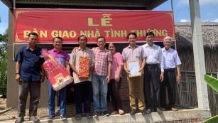 DẦU TRÀM CUNG ĐÌNH TIẾP SỨC XÂY NHÀ TÌNH THƯƠNG CHO NGƯỜI NGHÈO