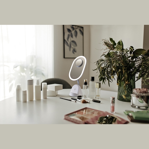 Gương trang điểm cảm ứng tích hợp đèn LED kèm sạc không dây WILIT QU10AM cao cấp
