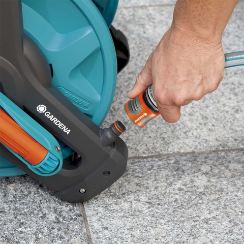 Bộ vòi tưới cây treo tường 20 mét GARDENA 08009