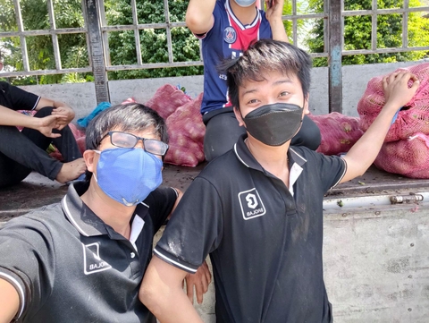 Hỗ Trợ Bốc Dỡ 65 Tấn Rau Củ - Phục Vụ Bà Con TP HCM Dịp Covid