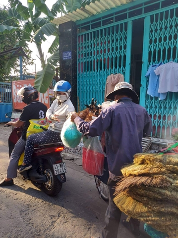 Hoạt Động Cộng Đồng - Tặng Quà Cho Người Lao Động Vất Vả.