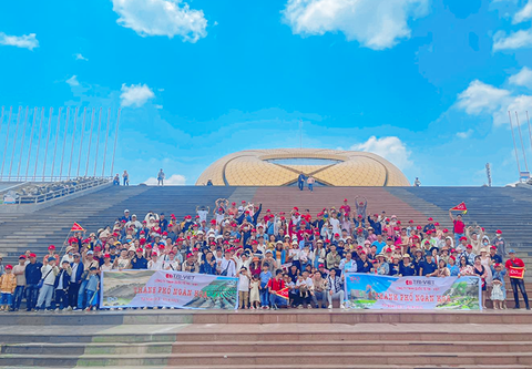 Hơn 300 khách đổ bộ Đà Lạt - Choáng ngộp sắc đỏ IDO trên từng điểm đến