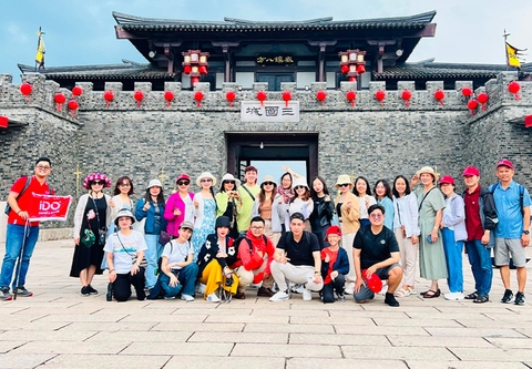 Đoàn khách IDO chiêm ngưỡng mỹ cảnh Trung Hoa